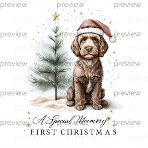 Può includere: Illustrazione ad acquerello di un cucciolo marrone con un cappello di Babbo Natale, seduto accanto a un albero di Natale. Il testo "A Special Memory, First Christmas" è sotto. Stelle dorate e fiocchi di neve sono sparsi nell'immagine.