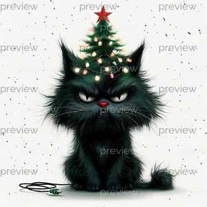 Peut inclure: Un chat noir grincheux avec un sapin de Noël sur la tête, orné de lumières et d'une étoile rouge. Le chat a un nez rouge et une expression sévère. Un cordon noir avec une prise verte est en bas.