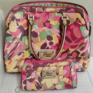 Conjunto de bolso y cartera vintage GUESS - Bolso grande con logotipo colorido - Bolso Guess de los años 2000 con cartera a juego - Bolso de diseñador usado - Bolso Y2K
