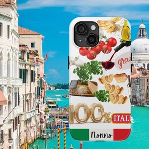 Peut inclure: Coque de téléphone blanche avec un thème de cuisine italienne. Elle présente des images de tomates, pâtes, vin, fromage, et les mots "100% ITALIA" et "Nonno". Le design reprend les couleurs du drapeau italien.