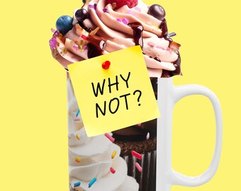 Może przedstawiać: Biały kubek ceramiczny z kolorowym wzorem ciasta i napisem "WHY NOT?" na żółtej karteczce.