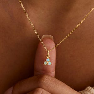 Collier avec pendentif opale en argent sterling, collier délicat avec opale en or, bijoux minimalistes, pierre de naissance d'octobre, cadeau de Noël pour elle