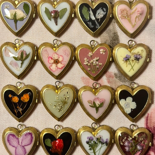 Op maat gemaakte MINI medaillonketting met geperste bloem, hartvormig messing en hars.