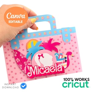 Puede incluir: Una bolsa de papel rosa y azul con asa, decorada con una palmera, una tabla de surf, un flamenco y el nombre "Micaela".