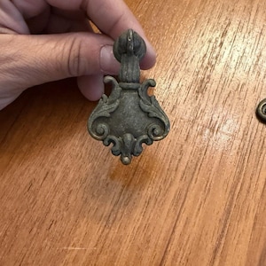Maniglie per cassetti vintage in ottone anticato decorate (set di 8), pomelli lunghi 5 cm, patina originale