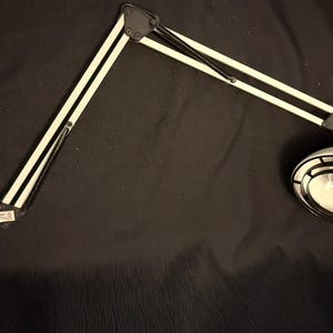 Lampada da scrivania da architetto in stile metà secolo con paralume a cono svasato e braccio regolabile.