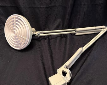 Lámpara de escritorio vintage Luxo Jac Jacobsen L-1 con corrección de color y pantalla cónica acampanada, estilo MCM.