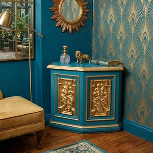 Könnte beinhalten: Handgefertigtes Holzschild mit dem Text "Welcome to our home" in Schreibschrift. Das Schild ist weiß lackiert mit einem Used-Look und hat ein kleines, dekoratives Herz. Maße: ca. 30 cm breit und 15 cm hoch.