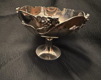 Vintage-Kompottschale aus versilbertem Metall mit getriebenem Trauben- und Weinrebenmotiv | Obstschale auf Fuß | Tischdekoration im Mid-Century-Stil