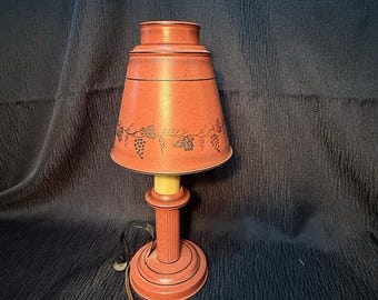 Lámpara de metal de mediados de siglo, roja con hojas negras - Lámpara de metal vintage