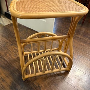 Mesa auxiliar vintage de bambú tejido y ratán, con soporte para plantas estilo boho chic de mediados de siglo.