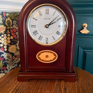 Puede incluir: Un juego de tres tazas de cerámica con un acabado mate moteado. Las tazas son de color crema, gris claro y gris oscuro. Cada taza tiene un diseño simple y minimalista y un asa redondeada.