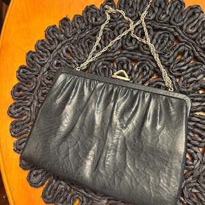 Pochette vintage Mardane USA en cuir texturé noir avec fermoir pression et lanière dorée