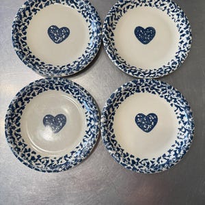 Conjunto de 4 pratos vintage em cerâmica azul em formato de coração, decoração de arte folclórica.