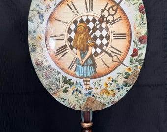 Mesa auxiliar abatible con tapa abatible y diseño de Alicia en el País de las Maravillas, restaurada por Bombay Company.