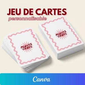 Peut inclure: Un jeu de cartes blanches avec une bordure rose ondulée et les mots "MINUTE CHAOS" en rouge. Les cartes sont empilées à côté d'une boîte blanche avec le même design. Le texte "JEU DE CARTES personnalisable" est en haut.