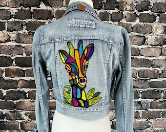 Chaqueta vaquera reciclada con diseño de fieltro de aguja de lana