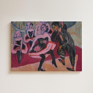 Könnte beinhalten: Abstraktes Gemälde, das eine Kabarettszene darstellt. Das Kunstwerk zeigt Figuren in schwarzen Kleidern mit rosa Röcken und einen Mann im Anzug. Der Hintergrund hat ein dekoratives Muster mit roten und orangen Farbtönen.