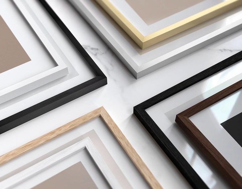 K&ouml;nnte beinhalten: Eine Auswahl gerahmter Kunstdrucke mit verschiedenen Rahmenstilen. Die Rahmen sind in Schwarz, Wei&szlig;, Gold und Naturholz gehalten. Die Drucke haben Passepartouts in neutralen Farbt&ouml;nen, was eine saubere, moderne &Auml;sthetik ergibt. Ideal f&uuml;r die Inneneinrichtung.