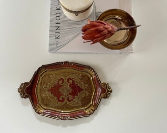 Vintage burgunderrotes dekoratives Tablett. Italienisches Florentiner Holztablett handbemalt mit goldenen Details und goldenem Messingschalen-Styling-Set.