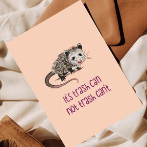 Carte postale Opossum « C'est une poubelle, pas une poubelle » - Cadeau d'autonomisation - Affirmation drôle - Mini-impression - Idée cadeau LGBTQ+