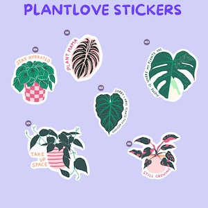 Pu&ograve; includere: Una collezione di adesivi colorati a tema piante con vari disegni. Gli adesivi presentano illustrazioni di diverse piante, vasi e frasi come "Plant Mama" e "Stay Hydrated". Il testo "PLANTLOVE STICKERS" &egrave; in alto.