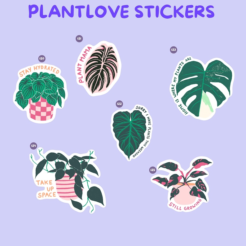 Pu&ograve; includere: Una collezione di adesivi colorati a tema piante con vari disegni. Gli adesivi presentano illustrazioni di diverse piante, vasi e frasi come "Plant Mama" e "Stay Hydrated". Il testo "PLANTLOVE STICKERS" &egrave; in alto.