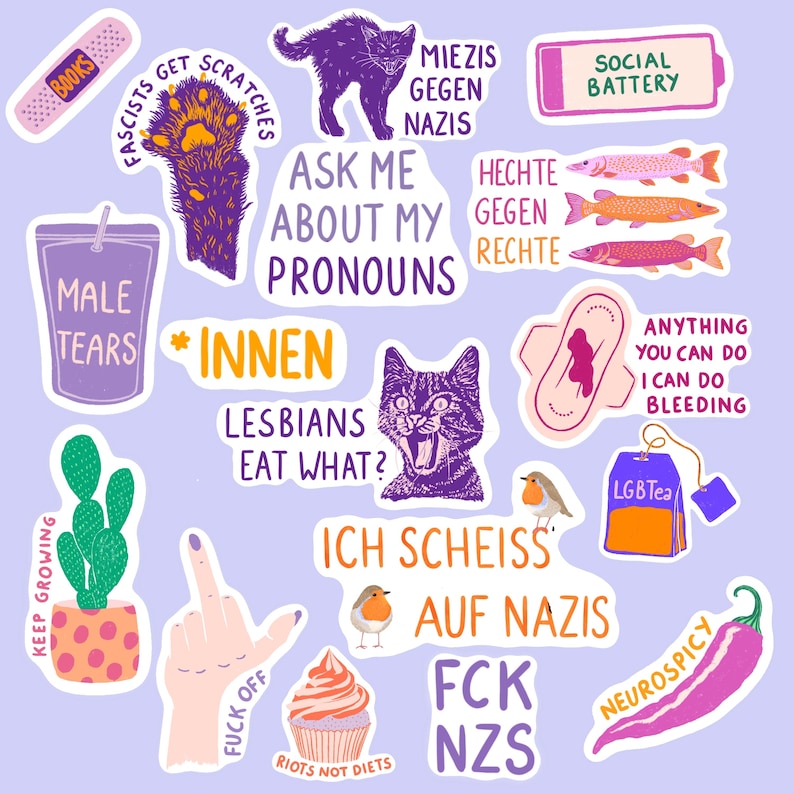 Pu&ograve; includere: Una collezione di adesivi colorati con vari disegni e testo. Gli adesivi includono un gatto, un cactus, un cupcake, una mano con il dito medio alzato e frasi come "Ask Me About My Pronouns" e "Lesbians Eat What?"