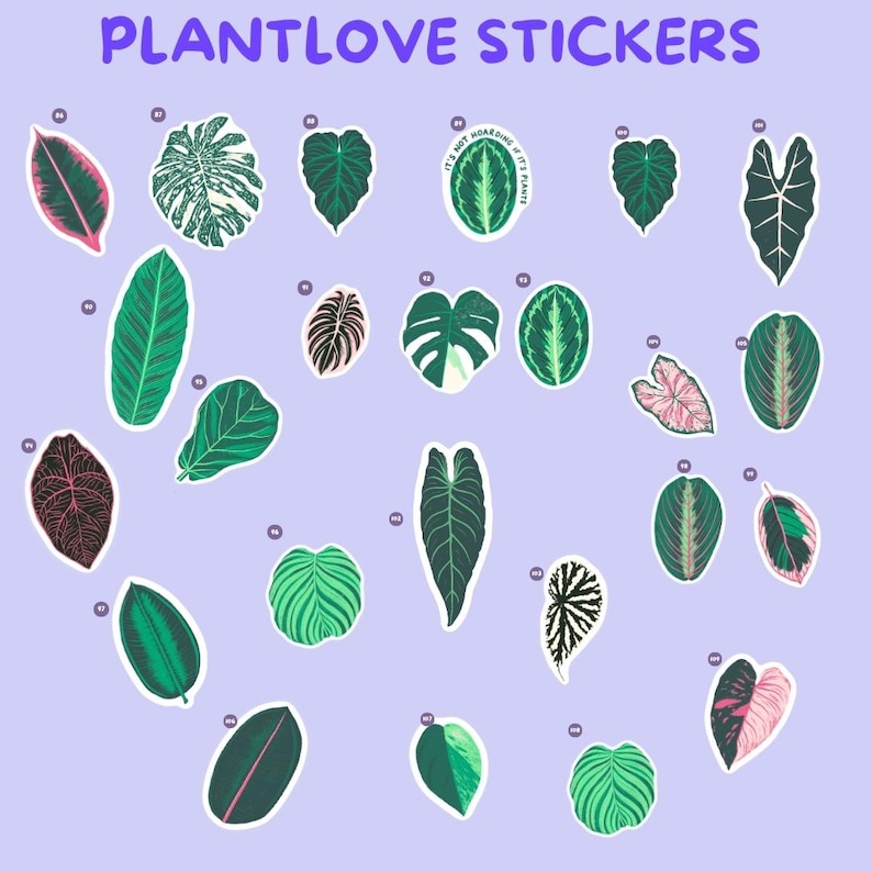 Pu&ograve; includere: Una collezione di adesivi a tema piante su sfondo viola chiaro. Gli adesivi presentano vari disegni di foglie in tonalit&agrave; di verde, rosa e bianco. Il testo "PLANTLOVE STICKERS" &egrave; in alto.
