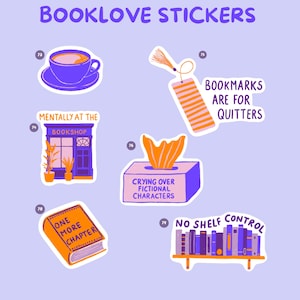 Pu&ograve; includere: Una collezione di adesivi colorati a tema libri. Gli adesivi includono una tazza di caff&egrave;, un segnalibro, una libreria, una scatola di fazzoletti, un libro e una libreria. Il testo include "Booklove Stickers", "Bookmarks are for quitters", e "One More Chapter".