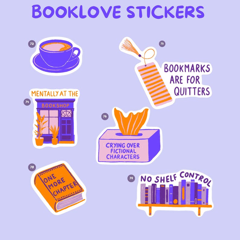 Pu&ograve; includere: Una collezione di adesivi colorati a tema libri. Gli adesivi includono una tazza di caff&egrave;, un segnalibro, una libreria, una scatola di fazzoletti, un libro e una libreria. Il testo include "Booklove Stickers", "Bookmarks are for quitters", e "One More Chapter".