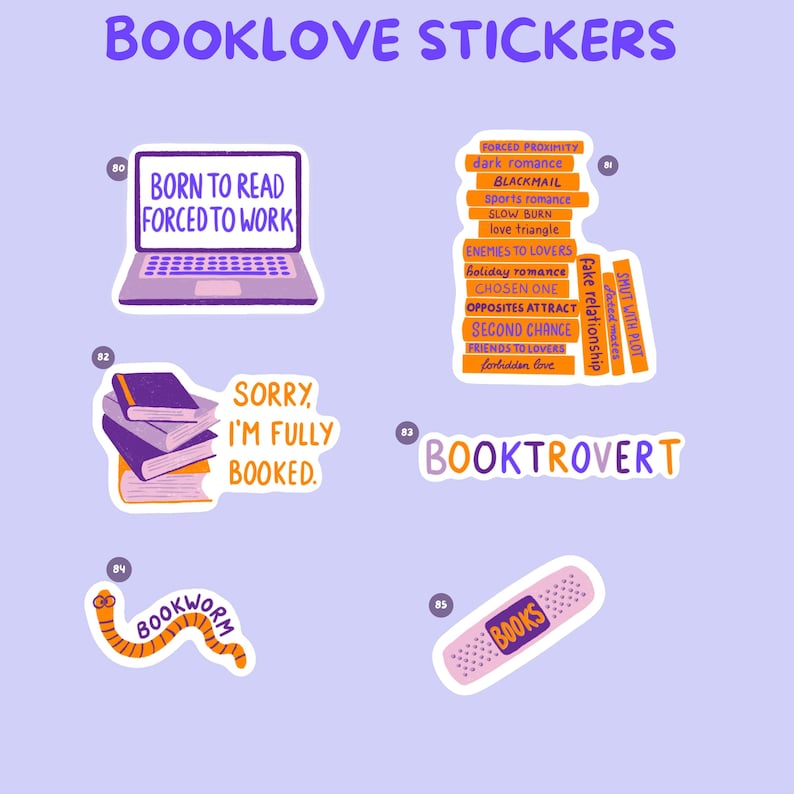 Pu&ograve; includere: Una collezione di adesivi colorati a tema libri. I disegni includono un laptop con testo, una pila di libri, un verme di libro e un cerotto con la parola "BOOKS". Gli adesivi hanno frasi come "Booktrovert" e "Sorry, I'm fully booked."