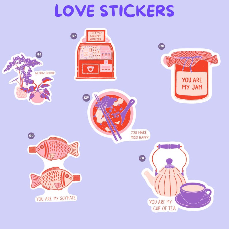 Pu&ograve; includere: Una collezione di adesivi colorati a tema amore su sfondo viola chiaro. Gli adesivi includono una pianta, una slot machine, un barattolo di marmellata, una ciotola di zuppa di miso, due pesci e una teiera con una tazza.