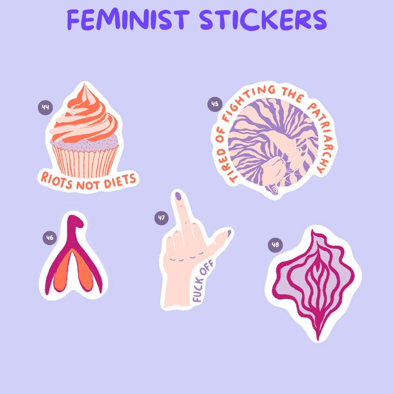 Pu&ograve; includere: Una collezione di adesivi femministi su sfondo viola chiaro. Gli adesivi presentano vari disegni, tra cui un cupcake con la scritta "RIOTS NOT DIETS", una mano che fa il dito medio con "FUCK OFF" e altre illustrazioni grafiche.