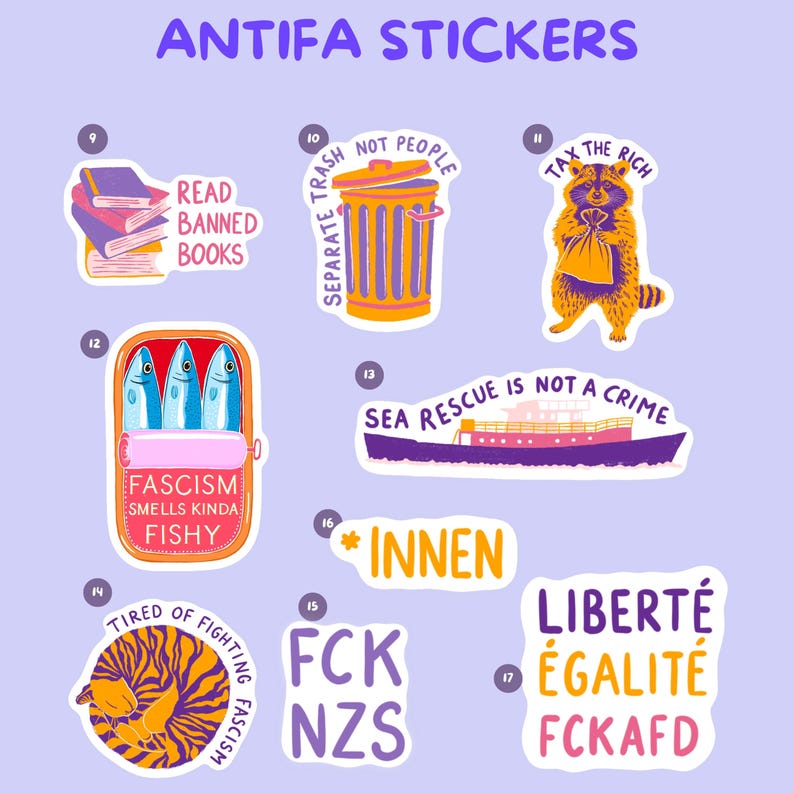 Pu&ograve; includere: Una collezione di adesivi Antifa colorati con vari disegni e testo. I disegni includono una pila di libri, un bidone della spazzatura, un procione, una scatoletta di sardine, una nave, una tigre che dorme e testi come "Tax the Rich" e "Sea Rescue is Not a Crime."