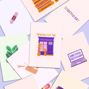 Könnte beinhalten: Eine Sammlung illustrierter Karten mit verschiedenen Designs und Texten. Eine Karte zeigt eine Buchladen-Illustration mit dem Text "MENTALLY AT THE BOOKSHOP". Weitere Karten enthalten Sätze wie "BORN TO READ FORCED TO WORK" und "BOOKS."