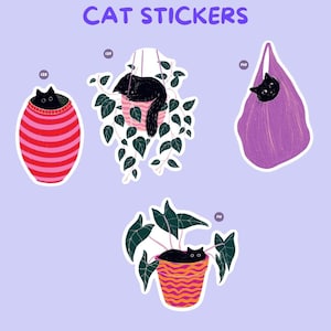 Pu&ograve; includere: Adesivi per gatti con illustrazioni di gatti neri in varie ambientazioni. Un adesivo mostra un gatto in un bozzolo a righe rosse e rosa. Un altro raffigura un gatto in una pianta sospesa e un terzo mostra un gatto in una borsa viola. Il testo "CAT STICKERS" &egrave; in alto.