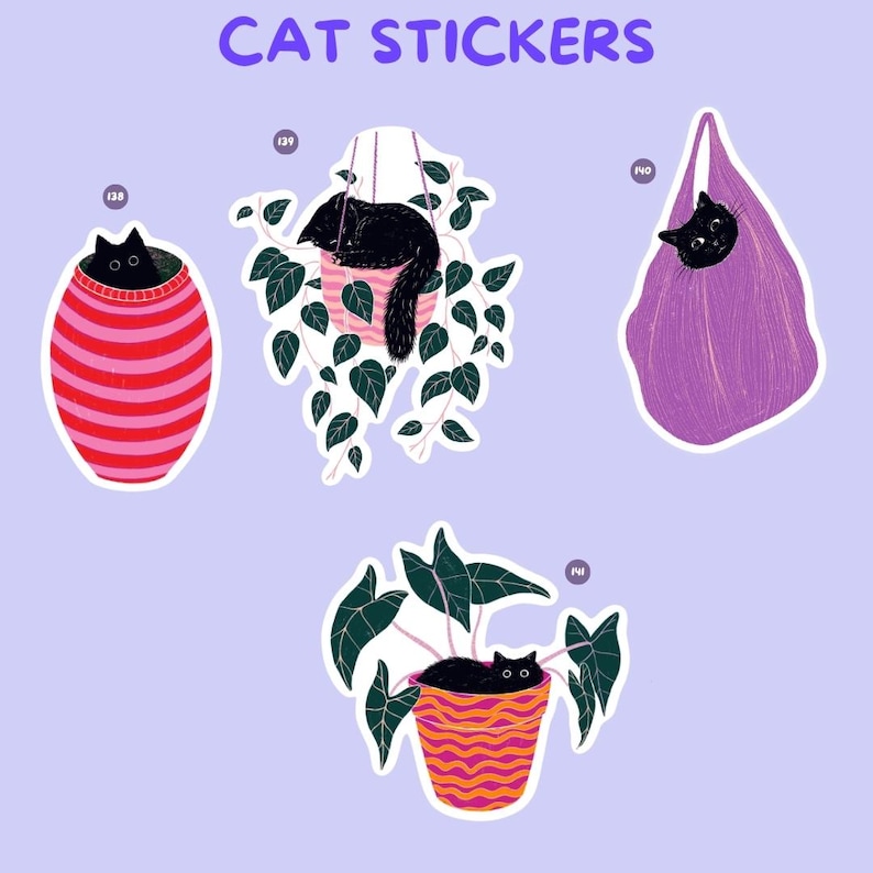 Pu&ograve; includere: Adesivi per gatti con illustrazioni di gatti neri in varie ambientazioni. Un adesivo mostra un gatto in un bozzolo a righe rosse e rosa. Un altro raffigura un gatto in una pianta sospesa e un terzo mostra un gatto in una borsa viola. Il testo "CAT STICKERS" &egrave; in alto.