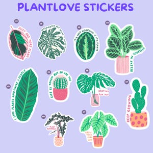 Pu&ograve; includere: Una collezione di adesivi a tema piante con varie illustrazioni di foglie e giochi di parole. Gli adesivi presentano frasi come "Solo un'altra pianta" e "Radicando per te" su uno sfondo viola chiaro.