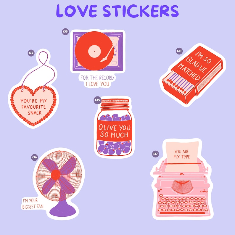 Pu&ograve; includere: Una collezione di adesivi a tema amore. I disegni includono un cuore, un giradischi, una scatola di fiammiferi, un barattolo di olive, un ventilatore e una macchina da scrivere. Ogni adesivo ha un design e un testo unici.