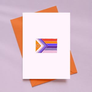 Könnte beinhalten: Eine weiße Grußkarte mit einem farbenfrohen geometrischen Design, das orange, lila und rote Streifen sowie ein kreisförmiges orangefarbenes Emblem aufweist. Die Karte liegt auf einem orangefarbenen Umschlag, vor einem sanften lilafarbenen Hintergrund. Das Design ist modern und künstlerisch.