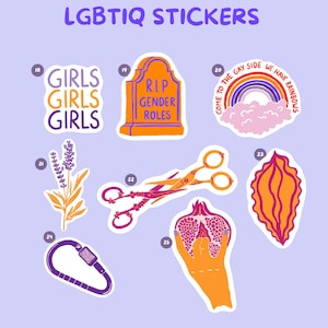 Pu&ograve; includere: Una collezione di adesivi LGBTQ+ colorati su sfondo lilla chiaro. Gli adesivi presentano vari disegni, tra cui il testo "GIRLS GIRLS GIRLS", una lapide con "R.I.P. GENDER ROLES" e un arcobaleno con la scritta "COME TO THE GAY SIDE WE HAVE RAINBOWS".