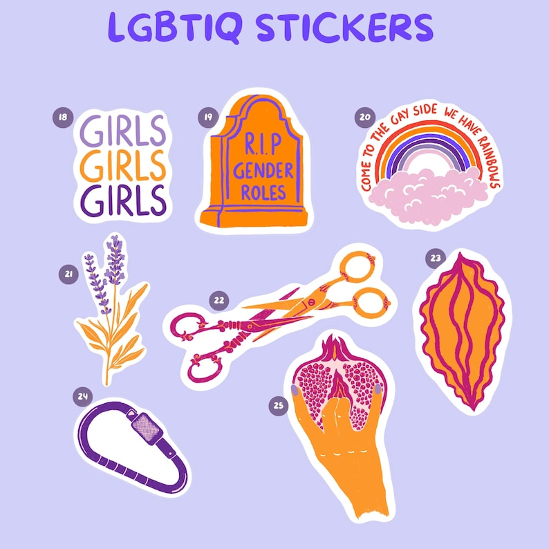 Pu&ograve; includere: Una collezione di adesivi LGBTQ+ colorati su sfondo lilla chiaro. Gli adesivi presentano vari disegni, tra cui il testo "GIRLS GIRLS GIRLS", una lapide con "R.I.P. GENDER ROLES" e un arcobaleno con la scritta "COME TO THE GAY SIDE WE HAVE RAINBOWS".