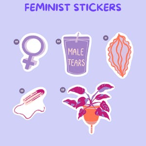 Pu&ograve; includere: Una collezione di adesivi femministi su sfondo lilla chiaro. Gli adesivi includono un simbolo di Venere, un contenitore per bevande con la scritta "MALE TEARS", una vulva stilizzata, un tampone e una pianta in vaso con foglie rosse.