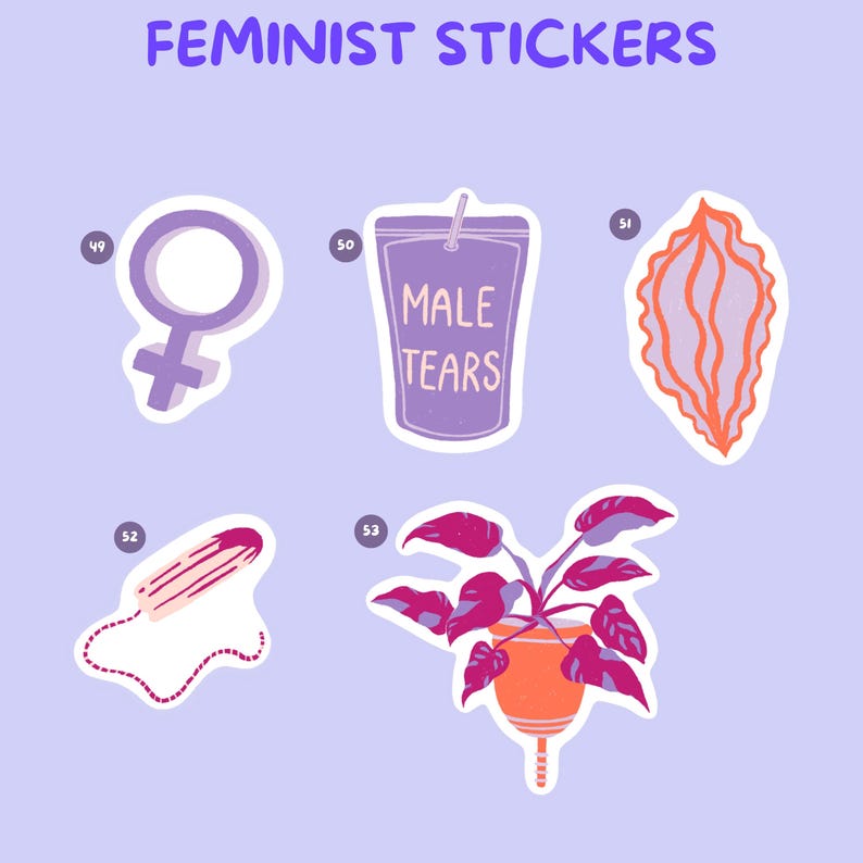 Pu&ograve; includere: Una collezione di adesivi femministi su sfondo lilla chiaro. Gli adesivi includono un simbolo di Venere, un contenitore per bevande con la scritta "MALE TEARS", una vulva stilizzata, un tampone e una pianta in vaso con foglie rosse.