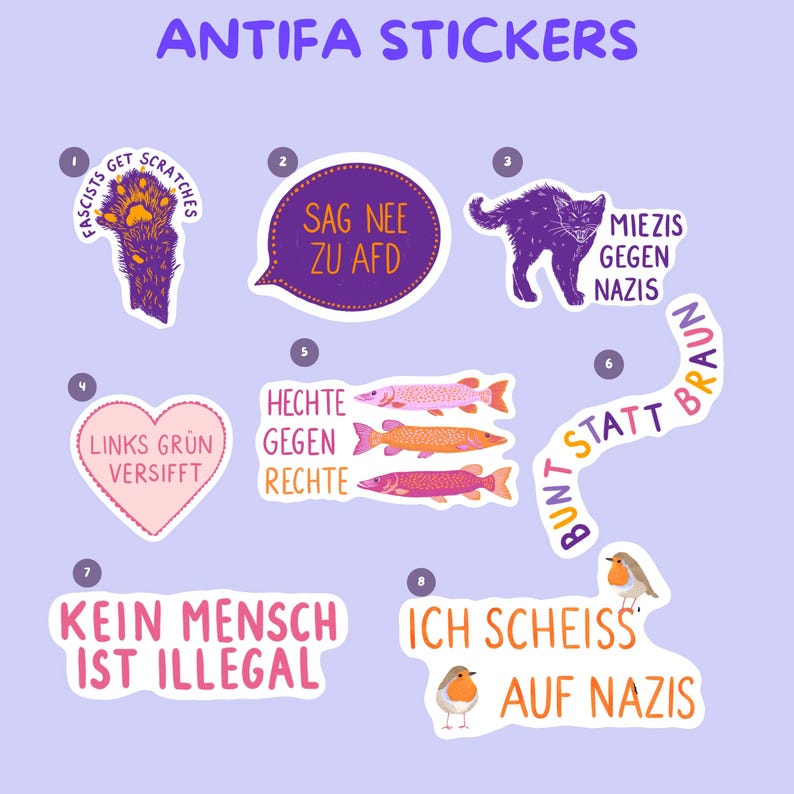 Pu&ograve; includere: Una collezione di adesivi Antifa colorati con vari disegni e testo. Gli adesivi presentano illustrazioni di un gatto, pesci e uccelli, insieme a frasi come "Fascisti Get Scratches" e "Nessun essere umano &egrave; illegale."