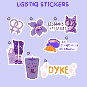 Pu&ograve; includere: Una collezione di adesivi LGBTIQ con vari disegni. Include adesivi con il testo "LESBIANS EAT WHAT?", "I EAT GENDER NORMS FOR BREAKFAST" e "GAY JUICE". Altri adesivi presentano un gatto, un fiore e la parola "DYKE".