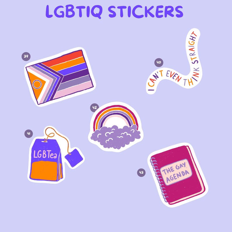Pu&ograve; includere: Una collezione di adesivi LGBTQ colorati. I disegni includono una bandiera, un arcobaleno sulle nuvole, una bustina di t&egrave; "LGBTea", un taccuino con "The Gay Agenda" e un testo che dice "I can't even think straight".