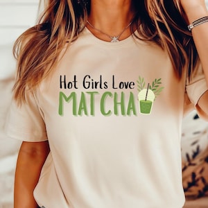 Heiße Mädchen lieben Matcha Shirt, Matcha-Liebhaber-Shirt, Matcha-Tee-Liebhaber-Geschenk, grüner Tee-Liebhaber-Shirt, lustiges Sarkasmus-Shirt, Matcha alles Geschenk