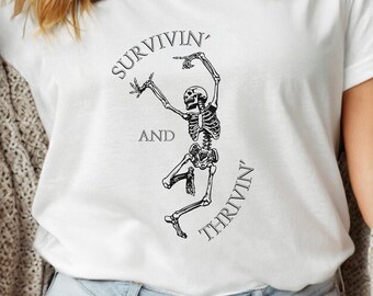Survivin and Thrivin, skeletshirt, dansend skelet, shirt volwassen Halloween, Halloween-skelet, grappig Halloween-shirt, shirt overleven